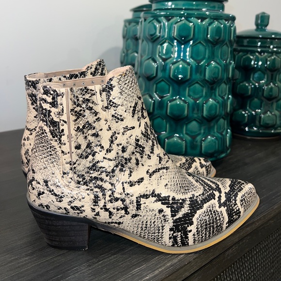 Chase + Chloe Charles Snakeskin Booties Studded Ankle Boots Size 6 Black/Tan - Picture 4 of 4